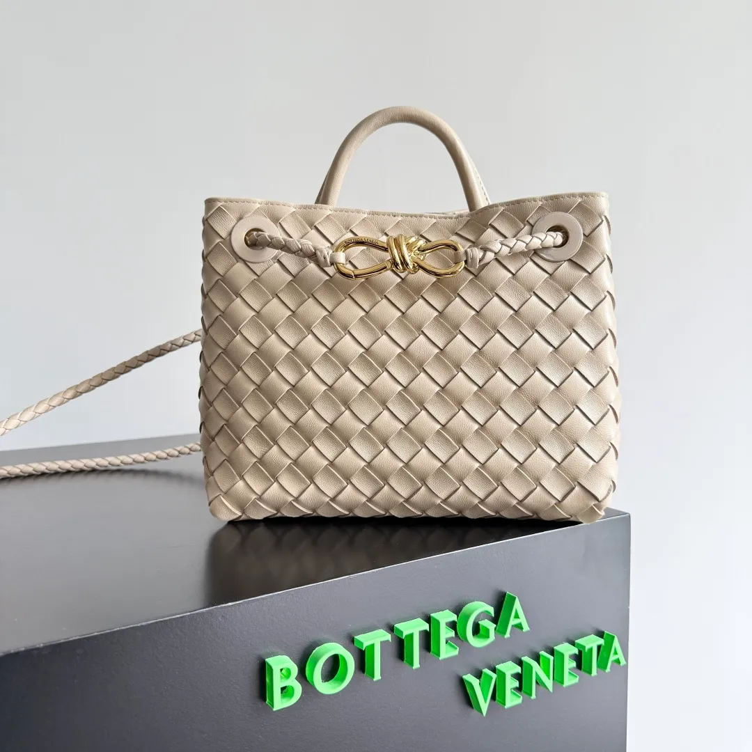 The 2023 new Andiamo batch of 1860 BV has been shipped‼ ️Really popular🔥The new Andiamo woven handbag launched by Bottega Veneta this season is really popular all over the world! ! Celebrities at home and abroad have worn it, and Oscar-winning actress Michelle Yeoh has taken it out on the street. Song Jia, Trai Yara, Yu Feihong, Sanji Ayaka, Rosie Hunting-Whiteley, Yoshioka Riho, etc. have all picked up this bag. It is classic and versatile, showing off its temperament, and the bag capacity is also large, which is very convenient for daily commuting! ! A variety of carrying methods, the shoulder straps can be adjusted by yourself, the original lambskin feels soft and delicate, and the unisex style breaks gender boundaries and brings a more practical and longer-lasting use experience. Andiamo, which has both elegant and casual styles, perfectly interprets the true appearance of "fashionable old money style". Style number: 743568 Size: 25*22*10.5cm